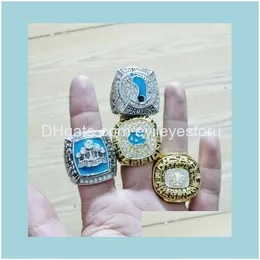 4pcs 1982 2005 2009 North Carolina Tar Heels Meisterschaftsring mit hölzernen Displaybox -Fall Männer Fan Geschenkgroßhandel Drop Lieferung DHEWP