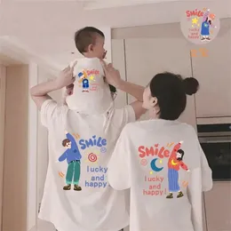Anne baba me aile eşleşen kıyafetler baba kızı oğul kıyafetleri görünüyor tshirt ve bebek çocuklar 240516
