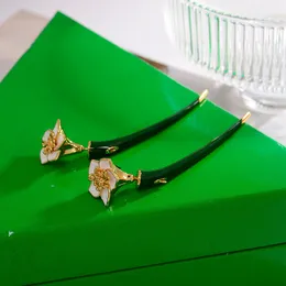 Brincos de flores metálicas de designer Liga de liga floral anéis de ouvido feminino charme de forma dourada laides de orelha personalizada garanhão feminina casual ouvidos