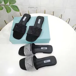 Сандалии 20222 Обувь с высоким качеством высококачественные женские высокие каблуки Сандалики полосатые тапочки черная вязаная вышива