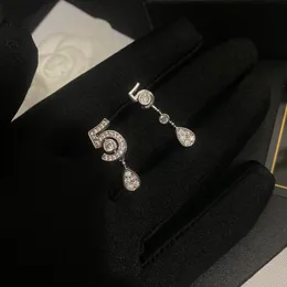 브랜드 디자이너 새로운 세련된 귀걸이 부티크 925 실버 도금 디지털 고품질 다이아몬드 작은 펜던트 귀걸이 매력 소녀 다목적 귀걸이 상자