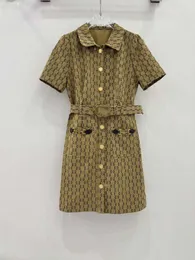 Vestido feminino de grife famoso, enfeites de letra luxuosos, saia de cintura alta, tecido de jacquard de peito único, design de fenda e roupas femininas