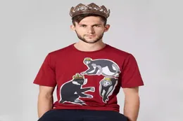 Tshirt di cotone a collo rosso rosso con scimmia e ricamo a corona designer magliette divertenti magliette slim fit unisex tshirt5342050