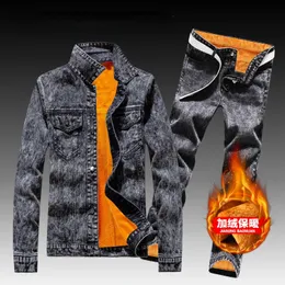 Inverno Homens de velo forro de jeans quente e quente conjunto de duas peças FIT FIT CAPODY JAPELA Jeans Sapão de cargo de estilo safari Conjunto de combinação 240507