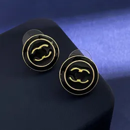 Högkvalitativ designer Luxury Black Light Gold Metal Buttons Semi Circular Earrings AAA Quality Classic Timeless Noble and Elegant Womens Earrings C06