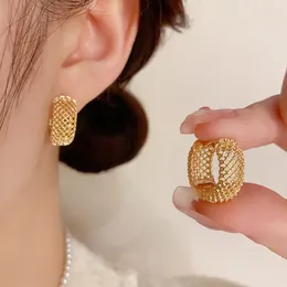 Hoop örhängen koreansk stil ljus lyx nisch design minimalistisk metall ihålig u-formad spänne för kvinnliga smycken.