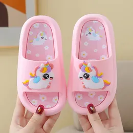 Meninas Meninas Sapateiros adoráveis Padrão de desenho animado Baby Drag callowear Sapatos de banho Sapatos infantis NONSLIP SOMOS MOLOS 240507