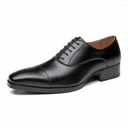 ارتداء أحذية فاخرة من الجلد للرجال عالي الجودة رجال أوكسفوردس أسود مدبب إصبع القدم الزفاف رجل نبيل