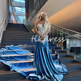 흑인 여성을위한 Blue Mermaid Prom Dresses 2024 흑인 여성 플러스 깎아 지른 목정 벨벳 이브닝 가운 플러스 코트 열차 공식 행사 파티 가운 Robe de Bal 생일