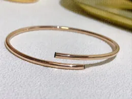 Klassisk guld tunn designer armband för kvinna V-guldband armband lätt diamantelektroplating18k armband med box valentins dag present nagelarmband