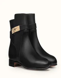 Famose scarpe personalizzate di Paris Street Fashion Classic Women Caving Boots Designer in pelle genuina Dimensione di stivale marrone nero a basso tacco 34-413747196