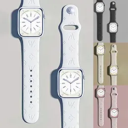 Tasarımcı Silikon Apple Watch Band 38 40 41 42 44 45 49 mm L Çiçek İzle Iwatch Series 9 8 7 6 5 SE Ultra 10 Lüks Moda Kabartma Saat Bantları