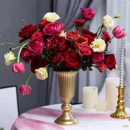 Vazolar Avrupa tarzı retro altın vazo beyaz ev masaüstü mum tutucu dekorasyon ziyafet masası yüksek bacaklı bardak demir işçilik çiçek eşyası