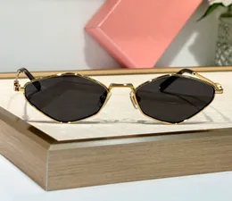 Y2K Diamond Shape Solglasögon Gold Metal Frame/Dark Grey Women Summer Designer Solglasögon UV400 -glasögon med låda
