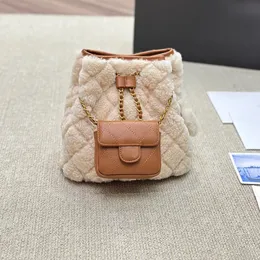 Tasarımcı çanta sırt çantası lüks moda yeni çanta kıdemli tembel ve gündelik saf deri kuzu yün kürk bir ikiz kova çanta el yapımı çapraz çanta kompozit çanta boyutu 21x20cm