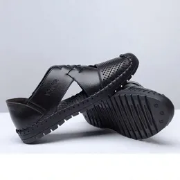 Hole Hollow Breathables Men Sandálias de verão antiskídeos respiráveis em couro de sandália de torno