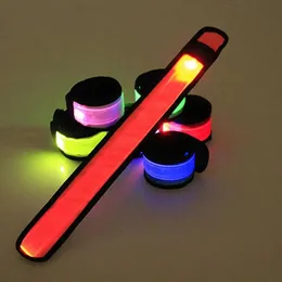 LED TOYS LEDフラッシュスラップブレスレットは、輝くブレスレットボーカルミュージックコンサートパーティープロップギフトスポーツナイトランニングブレスレットS2452099 S2を照らします