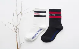 Vetements Носки с черного белого цвета для мужчины женщины Sock Sock Hip Hop Style West Printed Letters Fear Bod8876802