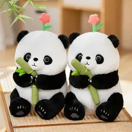 Animali di peluche di peluche di peluche kaii panda huahua tengono di bambù peluche giocattoli cartone animato piatto animale simpatico fiore di plushhie bambola bambola di peluche morbida cuscino abbraccio decorazioni per la casa