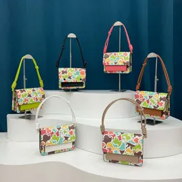 Kadın çantası 2024 Yeni kişiselleştirilmiş haysiyet desen kontrast popüler harf küçük kare çanta crossbody çanta tous
