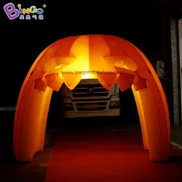 Arco di zucca gonfiabile, modello di aria, decorazione di atmosfera luminosa di Halloween, layout sul campo all'aperto di strada, decorazione del festival