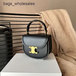 Fabrikgeschäfte Großhandel und Einzelhandel Mini kleine Tasche Frauen 2024 Neue leichte Luxus Hochzeit Triumph -Bogenschloss Sattel einzelner Schulter -Crossbodyg6fh