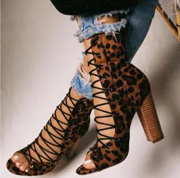 Женские сандалии кружевные квадратные каблуки на каблуках.
