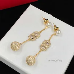 2023 Orecchini Designer per donne Stud Heart Shape Crystal Gold Double V Letter S Sier Jewelry Classic 83