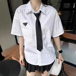 Bloups feminina Camisas Designer Marca simples Flip Collar Breastted com Tie Pocket Logo Decoration Fashion Camisa de mangas curtas para mulheres 015R