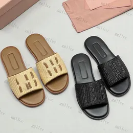 10a en kaliteli kadınlar Miui sandalet tasarımcısı slaytlar slaytlar plaj terliği yaz mius düz topuk loafer siyah flip flop deri katır dokuma saman sandal rattan rattan