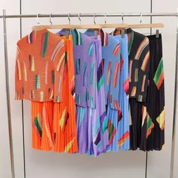 Рабочие платья Miyake Плиссированный 2024 пружинный контрастный цвет полосатый с печеночной кукурузой топ с длинным рукавом большой размер.