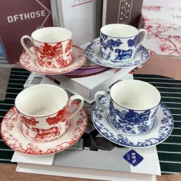 Designer European Creative Tableware Conjunto de porcelana óssea Caixa de água Caixa de presente Caixa de café personalizada Copo de leite e prato