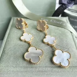 V Gold Charme drei PCs Blumenform -Clip -Ohrring in 18 Karat Gold plattiert und weiße Schale Perle für Frauen Engagement Juwely Geschenk Have Box Stempel V2