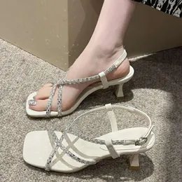Designer Sandals Celebrity Fan Crossover con diamante d'acqua per Womens 2024 Summer Nuovo stile Matching Skirt Light Luxury Luxuring Heels