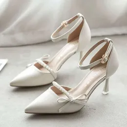 Designer Heels High White Summer 2024 comodo e versatile un pulsante piccolo popolare singola scarpe single fritte francese sottile damigella d'onore per donne