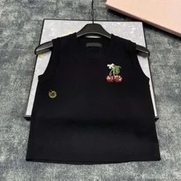 Miumiuss Tshirt Cherry 패턴 탱크 여성 라인톤 편지 편지 승무원 목 니트 T 셔츠 민소매 스포츠 Miumiuss Tshirt Knitwear 184