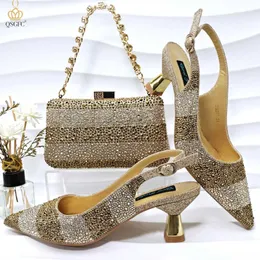 Scarpe eleganti QSGFC INS 2024 Gold Elegant Womens High Tel e borse Set di scarpe a cuneo di rinestino cavo abbinate Bagl2405