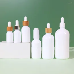 Lagringsflaskor grossist anpassade hudvård vit porslin dropper parfym kvinnor flaska med bambu lock eterisk oljebehållare för