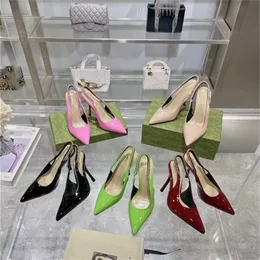 2024 Nya sommarkvinnor Designer Dress Shoes Pointed Toe Sandals Buckle Slingbacks Mid Hells Pumpar Lyxig patentläder slip på Zapatos Mujer Size 34-42 Withbox