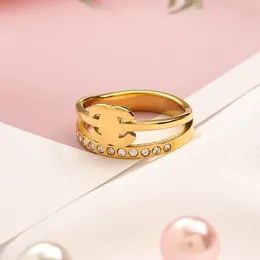Designer Branda de cartas anéis mulheres Mulheres 18K Gold Bated Bated Crystal Rhinestone Aço inoxidável Love Wedding C-Jewelry Supplies Ring Ring de escultura fina anel do dedo