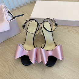 Designer Mach Obcasy Sandali Satynowe satynowe podwójne łuk Crystal Pumps Gliter High Heels Refleksyjne kobiety ślubne sandał moda damska sukienka imprezowa buty