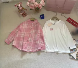 トップチャイルドシャツの赤ちゃん秋2ピースセットサイズ110-170 cm女の子のブラウスキッズデザイナー服かわいいピンクのシャツとベースプルオーバー24マメ