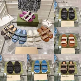2024 Yüksek kaliteli moda tasarımcısı sandalet Sıradan düz topuk tuval baskılı konforlu sandaletler deri klasik metal çift G toka sandaletleri kadınlar için