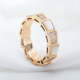 Anel de jóias de luxo do anel de grife feminino conjunto de jóias com letras de diamante, design de jóias de diamante, temperamento das jóias, anel versátil, fácil de usar, bom presente, vários estilos