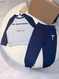 Principais trajes de rastreio de bebê outono duas peças Conjunto de peças 90-160 Logo de roupas de grife infantil Capuzes e calças de design de retalhos impressos