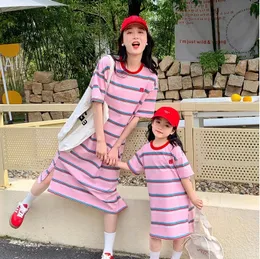 Mutter und Tochter Pink gestreifte Kleider gleich Kinderkleidung koreanische Mädchen Sommerkleid für Frauen Modekleidung Robe 240520