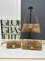 A mais recente bolsa das axilas estampadas de leopardo em 2024 apresenta uma forma curva que é macia, simples e prática.Pode ser usado como uma bolsa de crossbody embaixo da axila