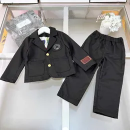 トップベビートラックスーツカラフルな印刷された裏地の子供のフォーマルドレスサイズ100-150刺繍ロゴスーツジャケットとパンツjan20
