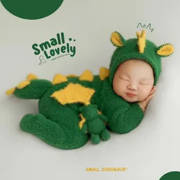 Född dinosaurie Theme Pography Costumes Hand-Crocheted Soft Fabric Jumpsuit Studio Baby Boys Girls Shooting Accessories 240521