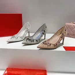 2024 New Water Diamond Lace Single Shoes 여성 뾰족한 얇은 발 뒤꿈치 웨딩 신발 평평한 샌들 여성